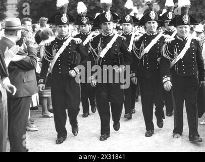 Polizia, Italia, Carabinieri,durante la visita del Presidente Antonio segni a Monaco di Baviera, luglio 1963, ULTERIORI-DIRITTI-CLEARANCE-INFO-NON-DISPONIBILI Foto Stock