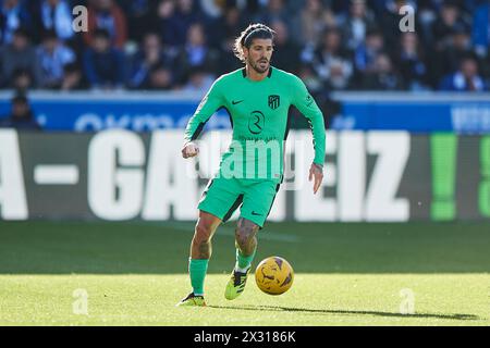 Rodrigo de Paul dell'Atletico de Madrid con il pallone durante la partita LaLiga EA Sports tra il Deportivo Alaves e l'Atletico de Madrid a Mendizorrotza Foto Stock