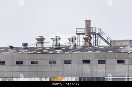 Blick auf das Gelände von Norvartis im französischen Huningue, direkt an der Grenze zur Schweiz. (Basilea-Kleinhüningen, Svizzera, 13.04.2022) Foto Stock