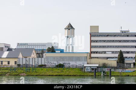 Blick auf das Gelände von Norvartis im französischen Huningue, direkt an der Grenze zur Schweiz. (Basilea-Kleinhüningen, Svizzera, 13.04.2022) Foto Stock