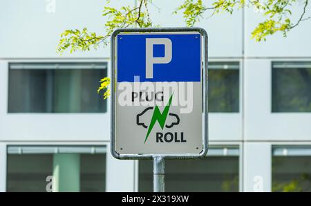 Ein Verkehrsschild besagt das es einen Parkplatz für e-Autos gibt, wo man das Fahrzeug auch laden kann. (Zugo, Svizzera, 01.05.2022) Foto Stock
