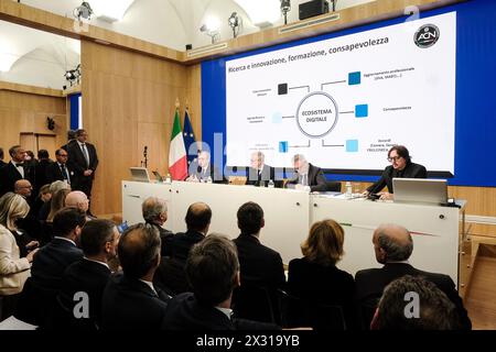 Direttore generale dell'ACN, Bruno Frattasi, il sottosegretario Alfredo Mantovano, il Presidente Copasir Lorenzo Guerini, Marco Camisani Calzolari alla conferenza stampa di presentazione della relazione annuale al Parlamento dell'Agenzia per la Cybersicurezza Nazionale (ACN), Presidenza del Consiglio dei Ministri, Palazzo Chigi a Roma, Mercoled&#xec foto;, 24 aprile 2024 (Mauro Scrobogna/LaPresse) direttore generale dell'ACN, Bruno Frattasi, Sottosegretario Alfredo Mantovano, Presidente Copasir Lorenzo Guerini, Marco Camisani Calzolari in occasione della conferenza stampa per presentare l'annuale Foto Stock