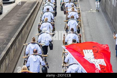 Begleitet von sogennanten Freiheitstrychlern ziehen einige sogenannte Querdenker durch die Zürcher Innenstadt. BEI vielen sind die Corona-Massnahmen, Foto Stock