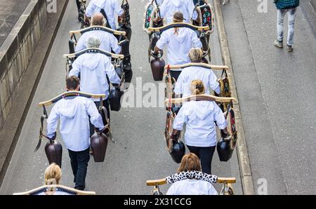 Begleitet von sogennanten Freiheitstrychlern ziehen einige sogenannte Querdenker durch die Zürcher Innenstadt. BEI vielen sind die Corona-Massnahmen, Foto Stock