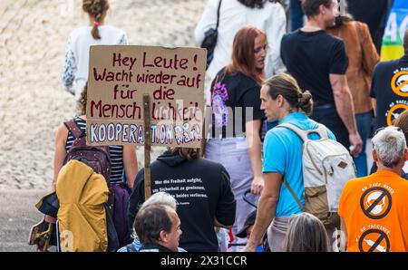 Begleitet von sogennanten Freiheitstrychlern ziehen einige sogenannte Querdenker durch die Zürcher Innenstadt. BEI vielen sind die Corona-Massnahmen, Foto Stock