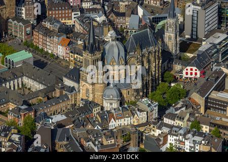 Luftbild, Aachener Dom mit Katschhof Platz in der Aachener Altstadt, Stadtpfarrkirche St Foillan am Münsterplatz, historische Sehenswürdigkeit, Markt, Aquisgrana, Renania, Nordrhein-Westfalen, Deutschland ACHTUNGxMINDESTHONORARx60xEURO *** Vista aerea, Cattedrale di Aquisgrana con piazza Katschhof nel centro storico di Aquisgrana, chiesa parrocchiale di San Foillan su Münsterplatz, vista storica, mercato, Aquisgrana, Renania, Renania settentrionale-Vestfalia, Germania ACHTUNGxMINDESTHONORARx60xEURO Foto Stock