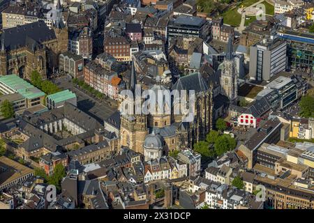 Luftbild, Aachener Dom mit Katschhof Platz und Rathaus in der Aachener Altstadt, Stadtpfarrkirche St Foillan am Münsterplatz, historische Sehenswürdigkeit, Markt, Aquisgrana, Renania, Nordrhein-Westfalen, Deutschland ACHTUNGxMINDESTHONORARx60xEURO *** Vista aerea, Cattedrale di Aquisgrana con piazza Katschhof e Municipio nel centro storico di Aquisgrana, chiesa parrocchiale di San Foillan su Münsterplatz, vista storica, mercato, Aquisgrana, Renania, Renania settentrionale-Vestfalia, Germania ACHTUNGxMINDESTHONORARx60xEURO Foto Stock