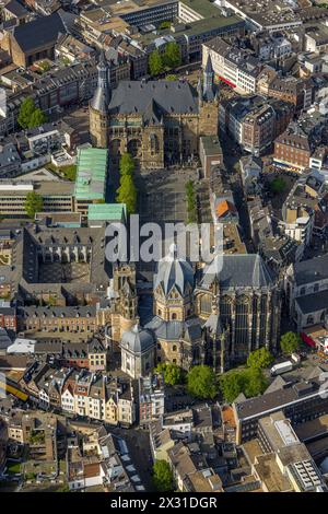 Luftbild, Aachener Dom mit Katschhof Platz und Rathaus in der Aachener Altstadt, historische Sehenswürdigkeit, Markt, Aquisgrana, Rheinland, Nordrhein-Westfalen, Deutschland ACHTUNGxMINDESTHONORARx60xEURO *** Vista aerea, Cattedrale di Aquisgrana con piazza Katschhof e Municipio nella città vecchia di Aquisgrana, vista storica, mercato, Aquisgrana, Renania, Renania settentrionale-Vestfalia, Germania ATTENTIONxMINDESTHONORARx60xEURO Foto Stock