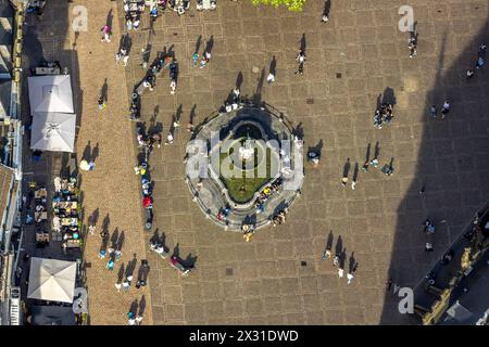 Luftbild, Karlsbrunnen mit Bronzeskulptur Karls des großen, historische Sehenswürdigkeit, Besucher und Touristen auf dem Marktplatz am Rathaus, Markt, Aquisgrana, Rheinland, Nordrhein-Westfalen, Deutschland ACHTUNGxMINDESTHONORARx60xEURO *** Vista aerea, Karlsbrunnen con scultura in bronzo di Carlo Magno, vista storica, visitatori e turisti sulla piazza del mercato del municipio, mercato, Aquisgrana, Renania settentrionale-Vestfalia, Germania ATTENTIONxMINDESTHONORARx60xEURO Foto Stock