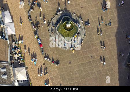 Luftbild, Karlsbrunnen mit Bronzeskulptur Karls des großen, historische Sehenswürdigkeit, Besucher und Touristen auf dem Marktplatz am Rathaus, Markt, Aquisgrana, Rheinland, Nordrhein-Westfalen, Deutschland ACHTUNGxMINDESTHONORARx60xEURO *** Vista aerea, Karlsbrunnen con scultura in bronzo di Carlo Magno, vista storica, visitatori e turisti sulla piazza del mercato del municipio, mercato, Aquisgrana, Renania settentrionale-Vestfalia, Germania ATTENTIONxMINDESTHONORARx60xEURO Foto Stock