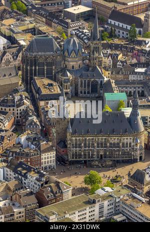 Luftbild, Aachener Dom mit Katschhof Platz und Rathaus mit Marktplatz in der Aachener Altstadt, historische Sehenswürdigkeit, Markt, Aquisgrana, Renania, Nordrhein-Westfalen, Deutschland ACHTUNGxMINDESTHONORARx60xEURO *** Vista aerea, Cattedrale di Aquisgrana con Piazza Katschhof e Municipio con Piazza del mercato nella città vecchia di Aquisgrana, vista storica, mercato, Aquisgrana, Renania, Renania settentrionale-Vestfalia, Germania ATTENTIONxMINDESTHONORARx60xEURO Foto Stock