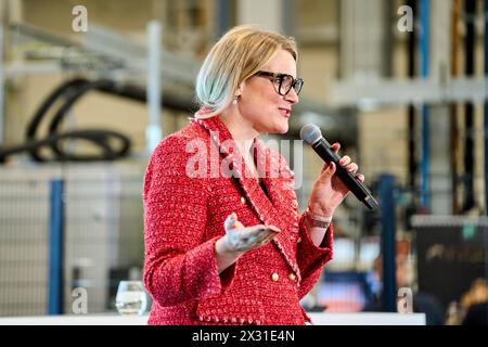 DATA RECORD NON DICHIARATA Augusta, Baviera, Germania - 24 aprile 2024: Il sindaco di Augusta Eva Weber visita la presentazione della rete ai di Augusta. Sala di ricerca AI 43 dell'Università di Augusta *** Oberbürgermeisterin von Augsburg Eva Weber zu Besuch bei der Präsentation des KI-Netzwerks Augsburg. KI-Forschungshalle Halle 43 der Universität Augsburg Foto Stock