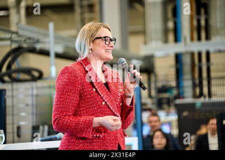 DATA RECORD NON DICHIARATA Augusta, Baviera, Germania - 24 aprile 2024: Il sindaco di Augusta Eva Weber visita la presentazione della rete ai di Augusta. Sala di ricerca AI 43 dell'Università di Augusta *** Oberbürgermeisterin von Augsburg Eva Weber zu Besuch bei der Präsentation des KI-Netzwerks Augsburg. KI-Forschungshalle Halle 43 der Universität Augsburg Foto Stock