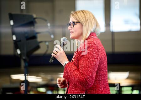 DATA RECORD NON DICHIARATA Augusta, Baviera, Germania - 24 aprile 2024: Il sindaco di Augusta Eva Weber visita la presentazione della rete ai di Augusta. Sala di ricerca AI 43 dell'Università di Augusta *** Oberbürgermeisterin von Augsburg Eva Weber zu Besuch bei der Präsentation des KI-Netzwerks Augsburg. KI-Forschungshalle Halle 43 der Universität Augsburg Foto Stock