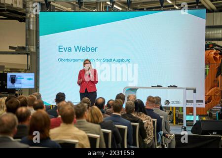 DATA RECORD NON DICHIARATA Augusta, Baviera, Germania - 24 aprile 2024: Il sindaco di Augusta Eva Weber visita la presentazione della rete ai di Augusta. Sala di ricerca AI 43 dell'Università di Augusta *** Oberbürgermeisterin von Augsburg Eva Weber zu Besuch bei der Präsentation des KI-Netzwerks Augsburg. KI-Forschungshalle Halle 43 der Universität Augsburg Foto Stock