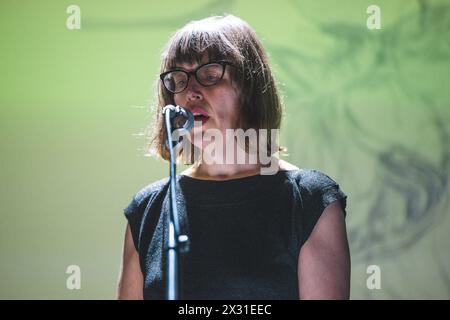 Tilburg, Paesi Bassi. 20 aprile 2024. La cantante e musicista belga Annelies Monsere esegue un concerto dal vivo durante il festival di musica olandese Roadburn Festival 2024 a Tilburg. (Foto: Gonzales Photo - Peter Troest). Foto Stock