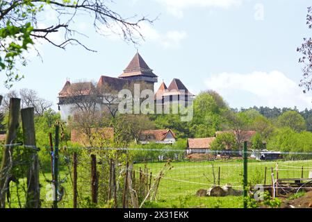 Vista della fortezza nel villaggio di Viscri, un punto di riferimento della Romania, patrimonio dell'umanità dell'UNESCO. Foto Stock