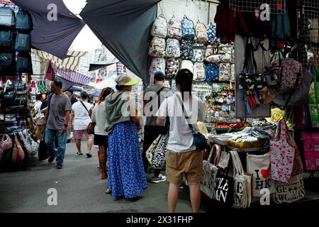 Hong Kong, Cina. 24 aprile 2024. I turisti fanno acquisti e passeggiano in un negozio locale. (Credit Image: © Keith Tsuji/ZUMA Press Wire) SOLO PER USO EDITORIALE! Non per USO commerciale! Foto Stock