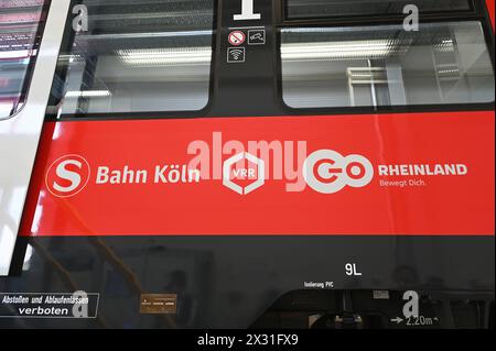 Colonia, Germania. 22 aprile 2024. Alla presentazione dei nuovi treni S-Bahn di Go.Rheinland, Verkehrsverbund Rhein-Ruhr (VRR) e DB Regio NRW. Rendono la S-Bahn di Colonia pronta per il futuro nella rete S-Bahn di Colonia e stabiliscono nuovi standard Credit: Horst Galuschka/dpa/Horst Galuschka dpa/Alamy Live News Foto Stock