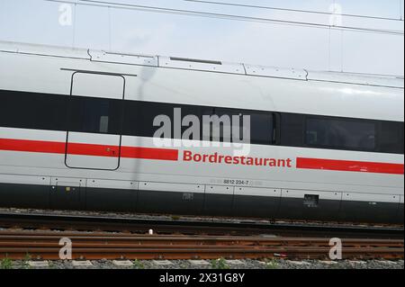 Colonia, Germania. 22 aprile 2024. DB Deutsche Bahn ICE ristorante a bordo credito: Horst Galuschka/dpa/Horst Galuschka dpa/Alamy Live News Foto Stock