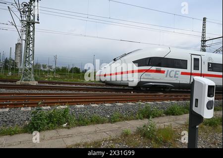 Colonia, Germania. 22 aprile 2024. DB Deutsche Bahn ICE Railway car credito: Horst Galuschka/dpa/Horst Galuschka dpa/Alamy Live News Foto Stock
