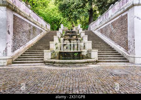 Roma - 28 APRILE: Scale panoramiche con fontana all'interno del Giardino Botanico di Roma, Italia, 28 aprile 2019 Foto Stock