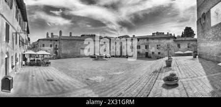 SAN GIMIGNANO, ITALIA - GIUGNO 21: Vista panoramica di Piazza Sant'Agostino nella città medievale di San Gimignano, Italia, 21 Giugno 2019 Foto Stock