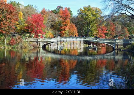 Geografia / viaggi, USA, New York, New York City, The Lake and Bow Bridge in autunno, Central Park, ULTERIORI DIRITTI-AUTORIZZAZIONE-INFO-NON-DISPONIBILI Foto Stock