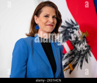 Vienna, Österreich. 24. Aprile 2024. Pressefoyer nach Ministerrat der Österreichischen Bundesregierung. Bild zeigt Verfassungsministerin Karoline Edtstadler ÖVP. Vienna *** Vienna, Austria 24 aprile 2024 Foyer stampa dopo il Consiglio dei ministri del governo federale austriaco immagine mostra il ministro costituzionale Karoline Edtstadler ÖVP Vienna Foto Stock