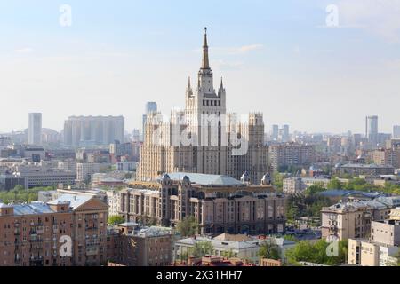 Grattacielo in Piazza Kudrinskaya nel distretto di Krasnaya Presnya a Mosca, Russia. Foto Stock