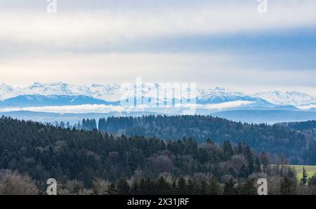 Blick vom Zürcher Unterland auf die Berner Alpen im Berner Oberland. In den Tälern liegt Nebel. (Oberembrach, Svizzera, 30.12.2022) Foto Stock