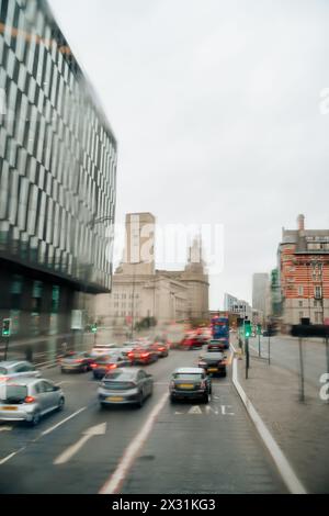 Vista macchiata del traffico stradale a Liverpool in una giornata di pioggia attraverso il finestrino di un autobus a due piani Foto Stock