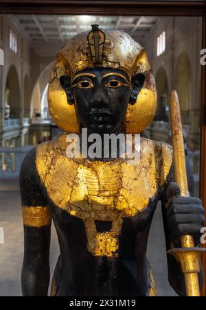 Cairo, Egitto - 14 novembre 2023: Statua di Tutankhamon esposta nel Museo egizio del Cairo vicino a piazza Tahrir. Foto Stock