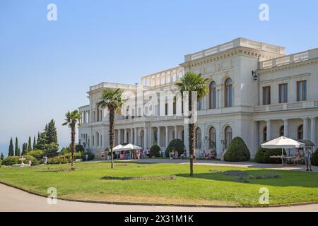 YALTA - agosto 29: Turisti che visitano il Palazzo Livadia con prato verde il 29 agosto 2013 a Yalta, Ucraina. Foto Stock