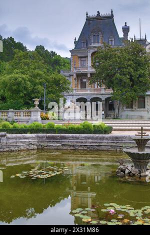 YALTA - agosto 27: Bellissimo Palazzo Massandra con laghetto e violette di fronte il 27 agosto 2013 a Yalta, Ucraina. Foto Stock