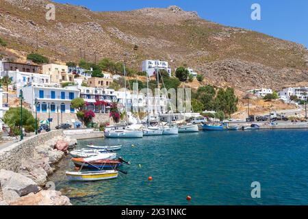 Città di Livadia al mattino, vista panoramica del porto principale dell'isola di Tilos, nel complesso del Dodecaneso, Grecia, Europa. Foto Stock