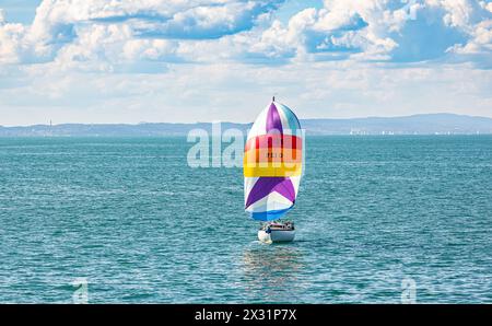 Ein Segelboot auf dem Bodensee. (Romanshorn, Svizzera, 21.08.2023) Foto Stock