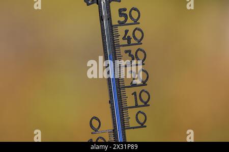 Die Temperaturen in der Schweiz klettern weiter über 35 Grad. Es ist bereits die zweite Hitzeperiode in diesem Sommer. (Rafz, Schweiz, 19.07..2022) Foto Stock