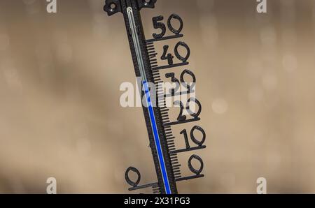 Die Temperaturen in der Schweiz klettern weiter über 35 Grad. Es ist bereits die zweite Hitzeperiode in diesem Sommer. (Rafz, Schweiz, 19.07..2022) Foto Stock