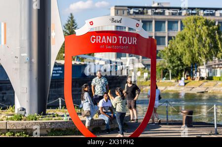 Der Fotopunkt der Grand Tour della Svizzera bei Dreiländereck a Basilea. Dahinter einige Touristen, welche die Schweiz besuchen. (Basilea, Svizzera, 21,07 Foto Stock