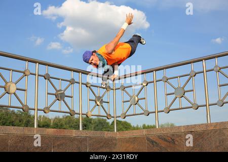 L'uomo che fa il trucco da una mano mentre fa la breakdance Foto Stock