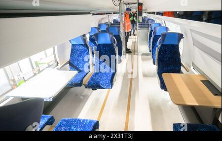 24 aprile 2024, bassa Sassonia, Salzgitter: Vista sulla prima classe di un treno Coradia Max in una sala di produzione del costruttore di treni Alstom. Alstom fornisce 34 treni a due piani alla Landesnahverkehrsgesellschaft Niedersachsen (LNVG) per il centro espresso Brema-bassa Sassonia (EBN). I treni collegano Brema, Hannover, Oldenburg, Wilhelmshaven, Norddeich-Mole, Osnabrück e Bremerhaven dal 2025. Foto: Julian Stratenschulte/dpa Foto Stock