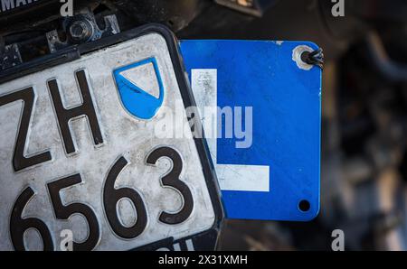 Ein KFZ-Kennzeichen aus dem Kanton Zürich an einem Motorrad. DAS weisse L, auf blauem Grund, besagt, dass die person noch in der Motrorrad Ausbildung Foto Stock