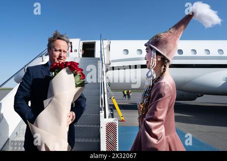 Il Segretario degli Esteri Lord David Cameron arriva all'aeroporto di Nur Sultan/Astana, in Kazakistan. Data foto: Mercoledì 24 aprile 2024. Foto Stock