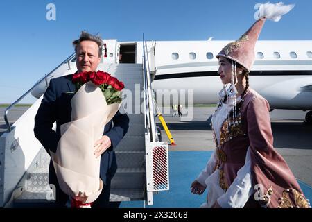 Il Segretario degli Esteri Lord David Cameron arriva all'aeroporto di Nur Sultan/Astana, in Kazakistan. Data foto: Mercoledì 24 aprile 2024. Foto Stock