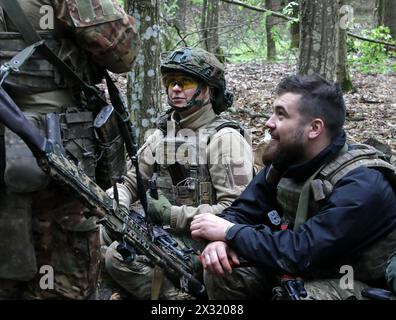 REGIONE DI ZHYTOMYR, UCRAINA - 23 APRILE 2024 - i soldati si preparano per l'inizio delle esercitazioni della brigata Liut (furia) della polizia nazionale Ucraina in un'area di addestramento nella regione di Zhytomyr, Ucraina settentrionale. Foto Stock