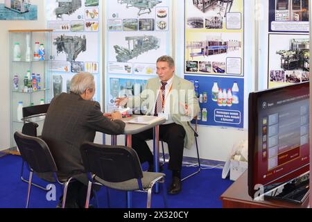 MOSCA - Mar 12: Due persone parlano alla dodicesima esposizione internazionale dell'industria lattiero-casearia e della carne il 12 marzo 2013 a Mosca, Russia. Foto Stock