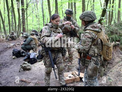 REGIONE DI ZHYTOMYR, UCRAINA - 23 APRILE 2024 - i soldati si preparano per l'inizio delle esercitazioni della brigata Liut (furia) della polizia nazionale Ucraina in un'area di addestramento nella regione di Zhytomyr, Ucraina settentrionale. Foto Stock