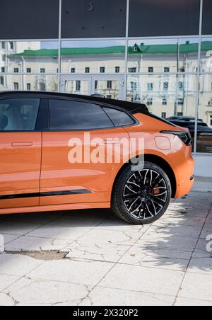 Minsk, Bielorussia, 24 aprile 2024 - auto di lusso ZEEKR 001. ev. cinese Foto Stock
