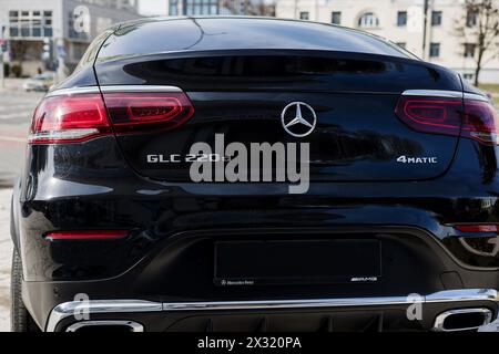 Minsk, Bielorussia, 24 aprile 2024 - Vista posteriore di Mercedes GLC 220d parcheggiata in concessionaria Foto Stock